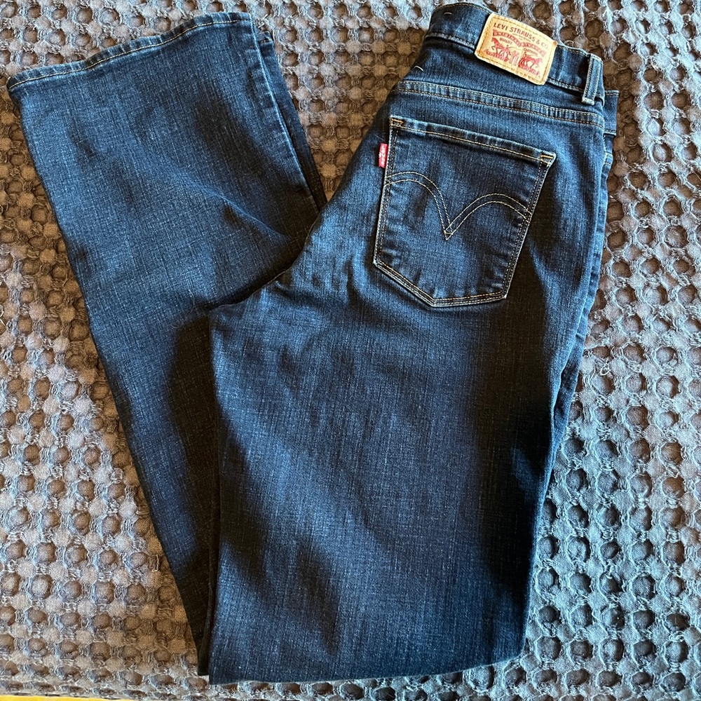 Women’s Levi’s Classic Boot cut size 28. Dark wash. Like new. Smoke free home.